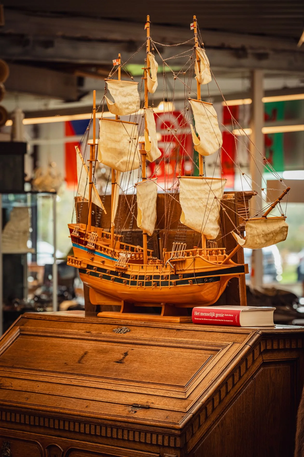 Gedetailleerd houten modelschip bij ODEPOT Oostende