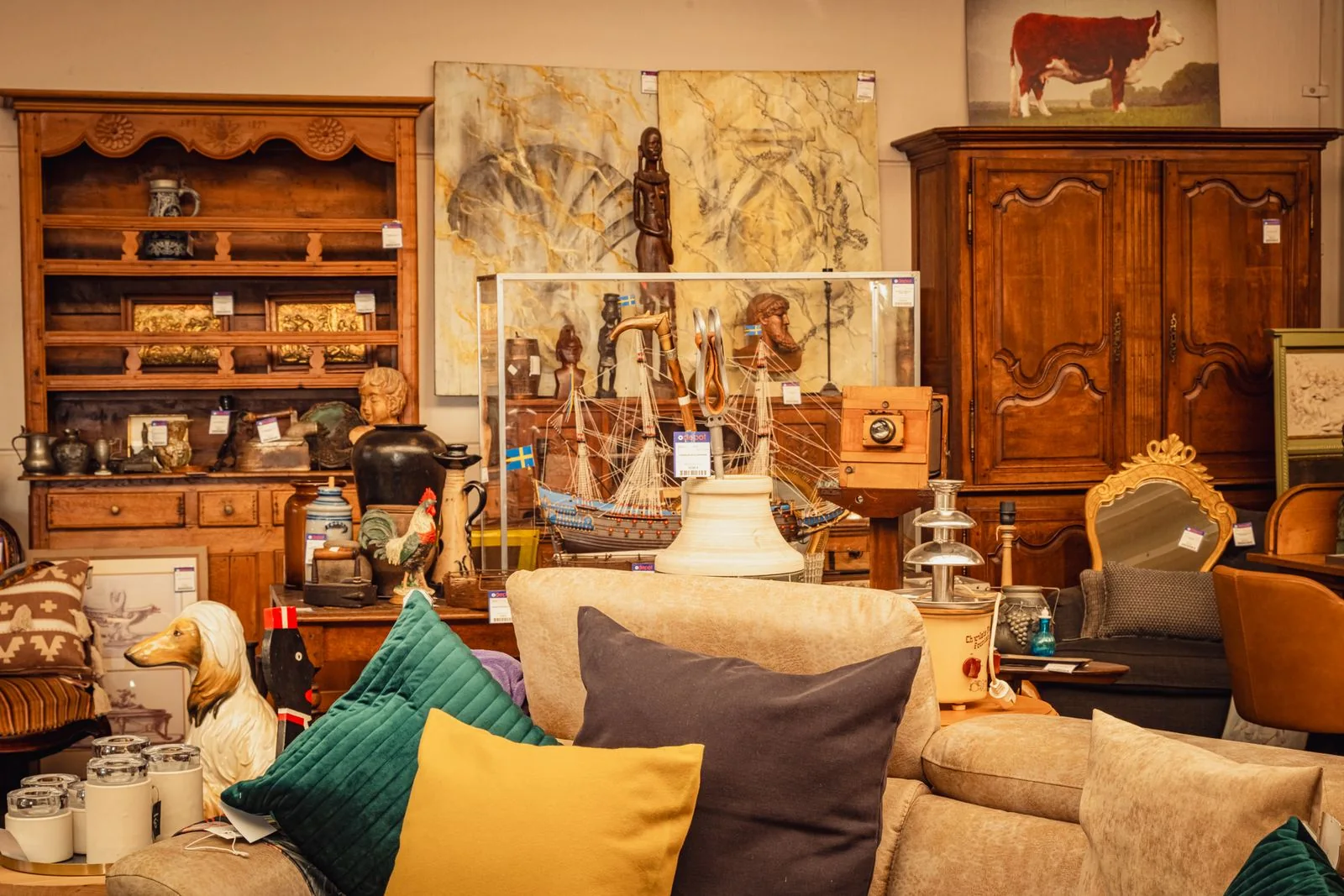 Winkelinterieur met meubels en decoratie bij ODEPOT Oostende