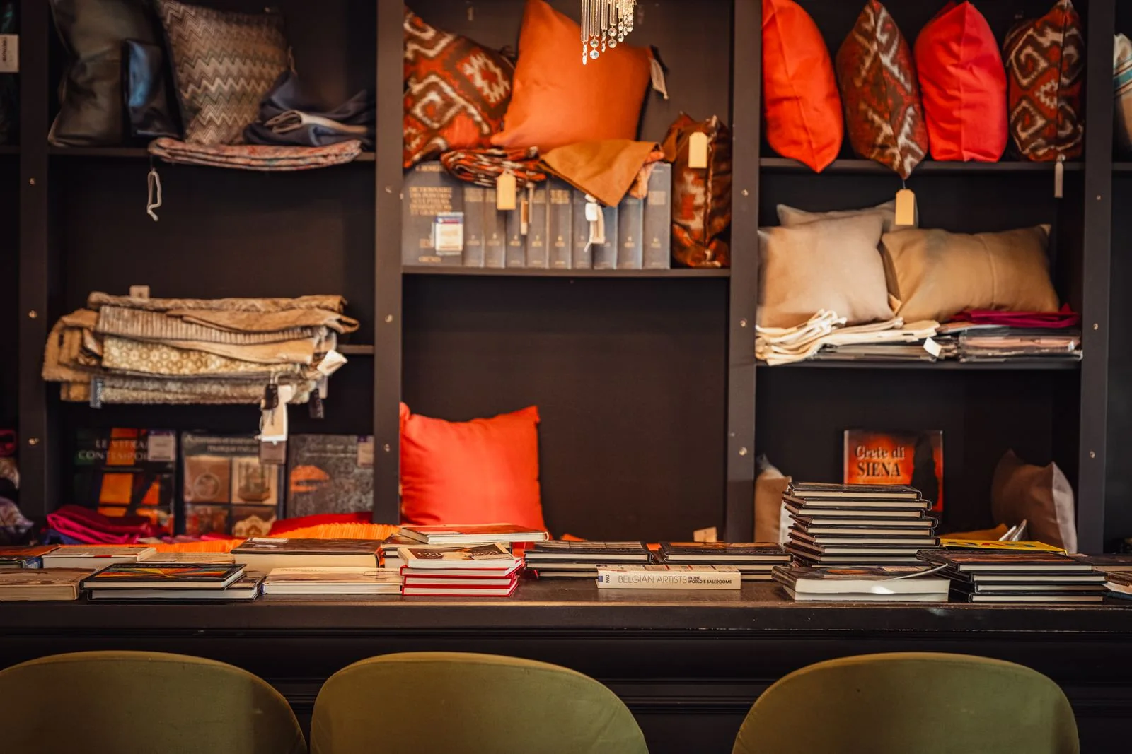 Kussens en boeken in de winkel van ODEPOT Oostende