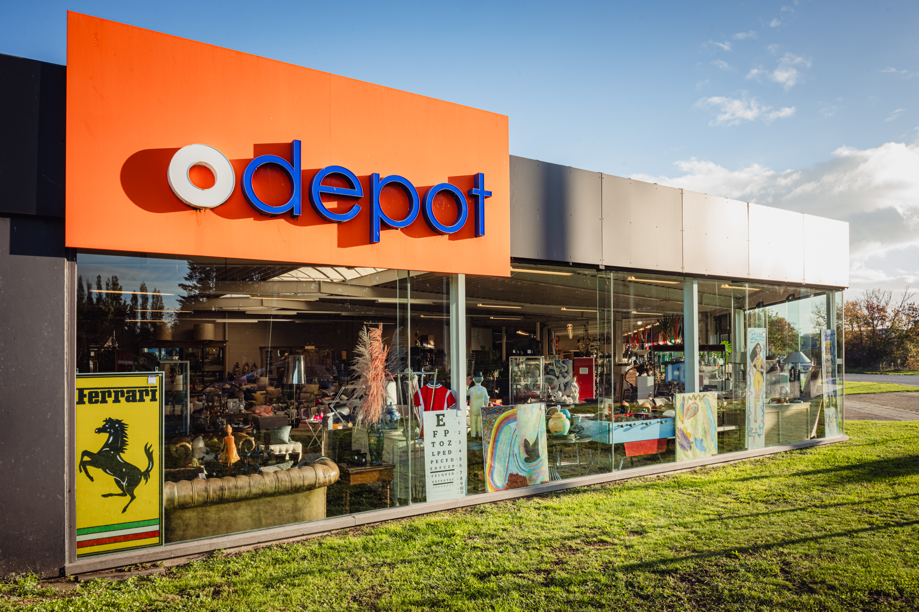 Gevel van ODEPOT Oostende met het kenmerkende gevelbord