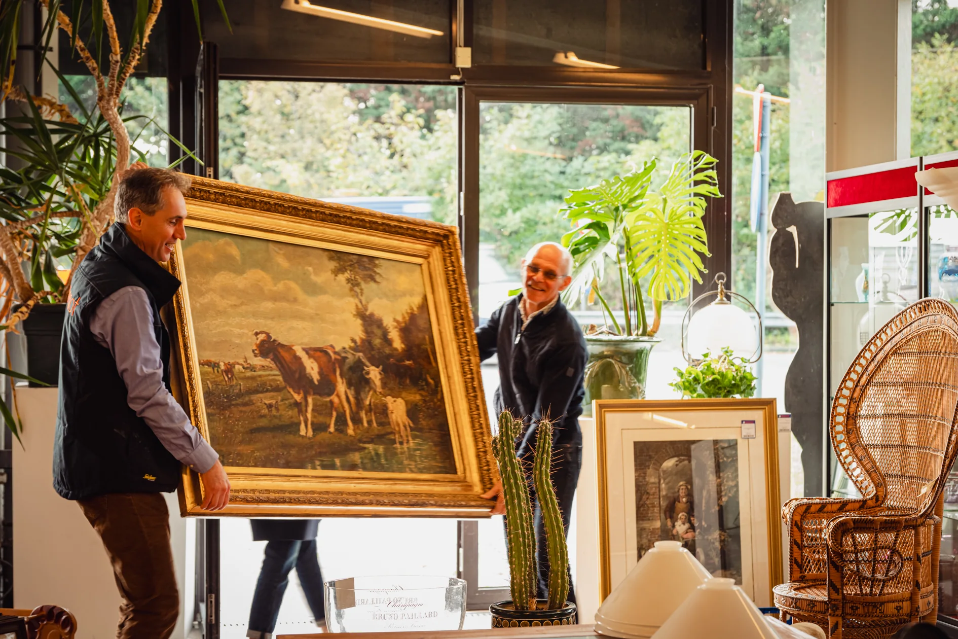 Een schilderij wordt binnengebracht bij ODEPOT Oostende