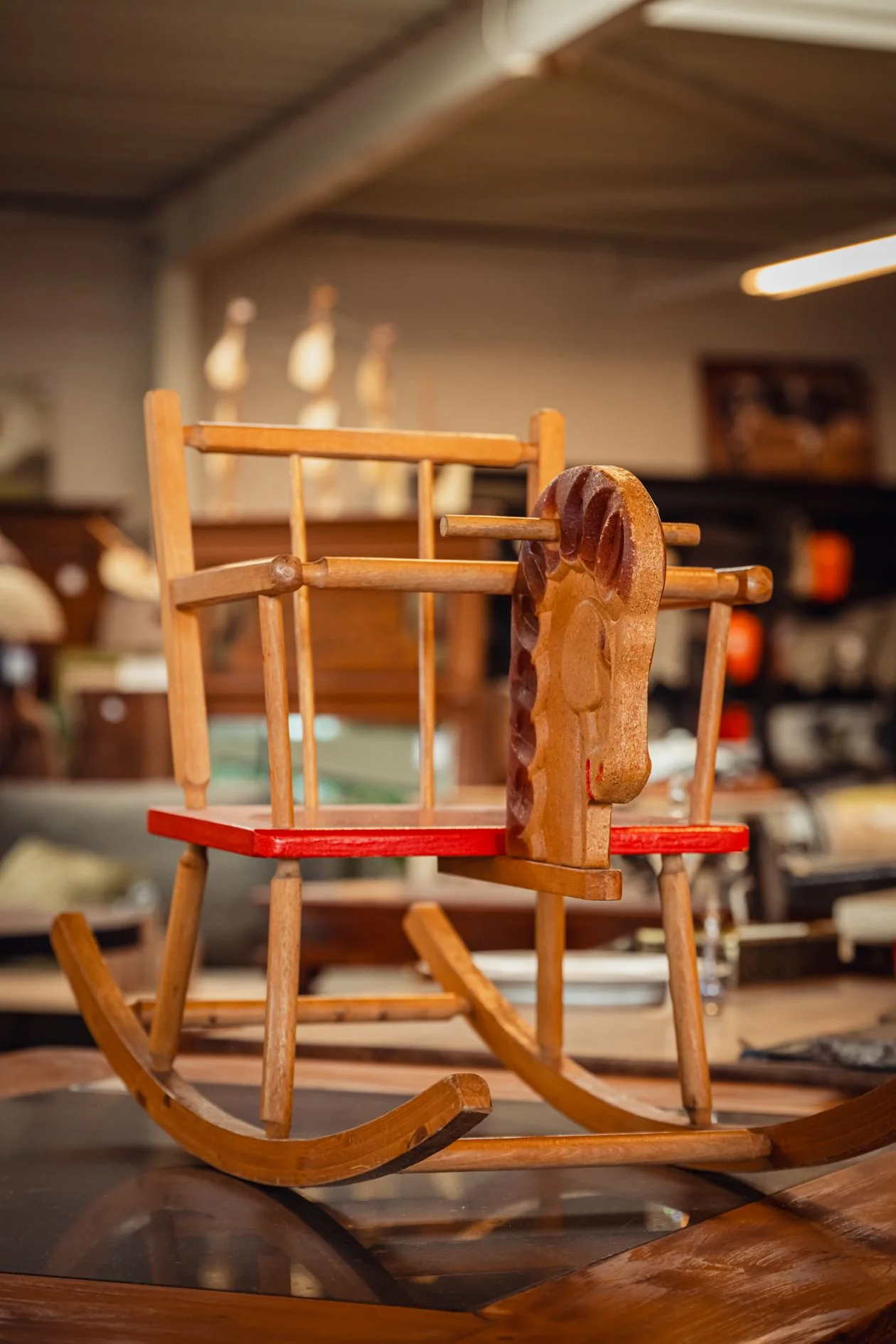 Houten kinderschommelstoel bij ODEPOT Oostende